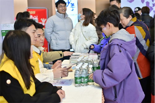 志愿微光 點(diǎn)亮童心向未來(lái) 創(chuàng)藝裝飾志愿服務(wù)為閃耀少年保駕護(hù)航